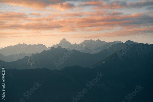 Die schweizer Berger im rötlichen Licht des Sonnenaufgangs