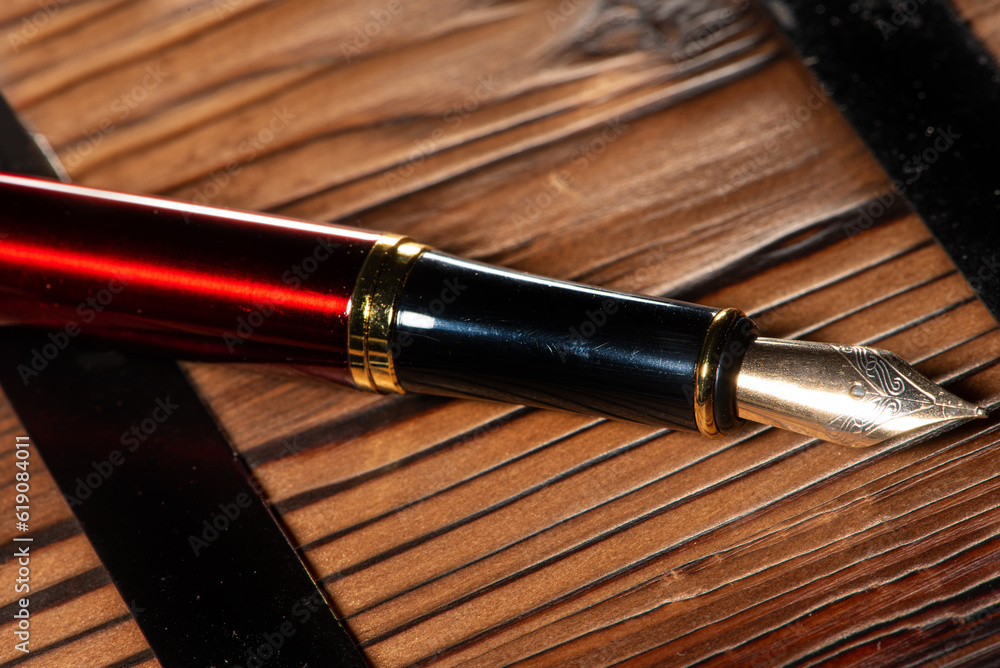 Naklejka premium Fountain pen, beautiful details of a fountain pen on rustic wood, selective focus.