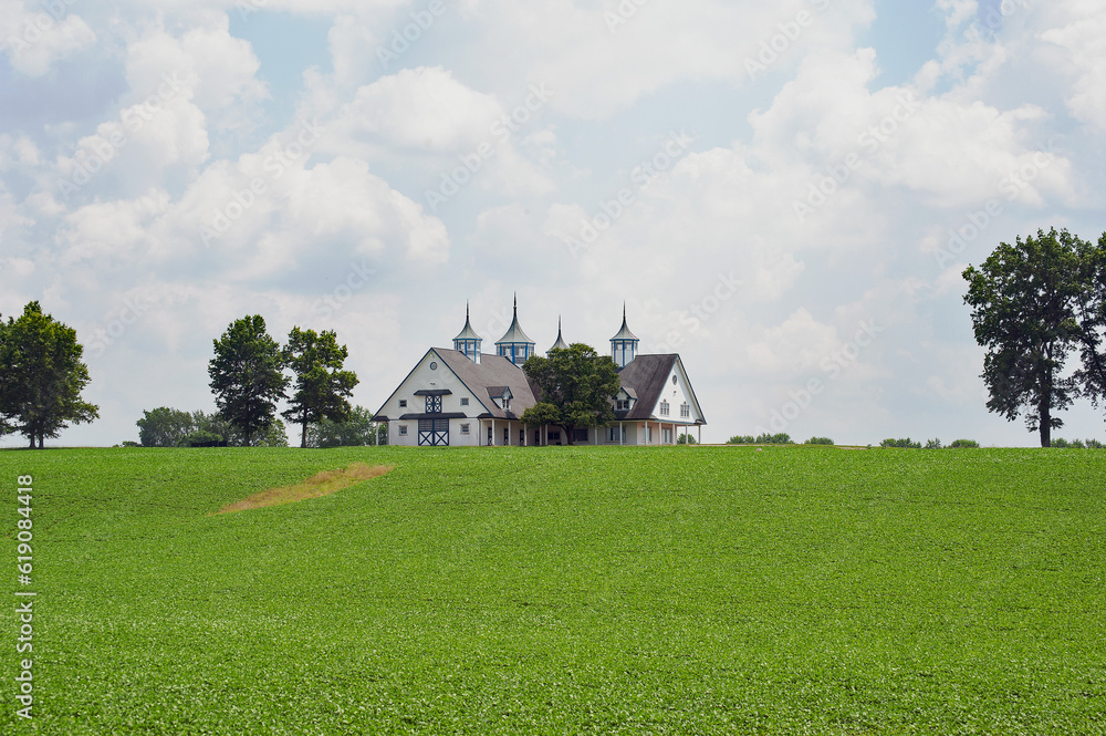 Obraz premium Barn on a Kentucky horse farm