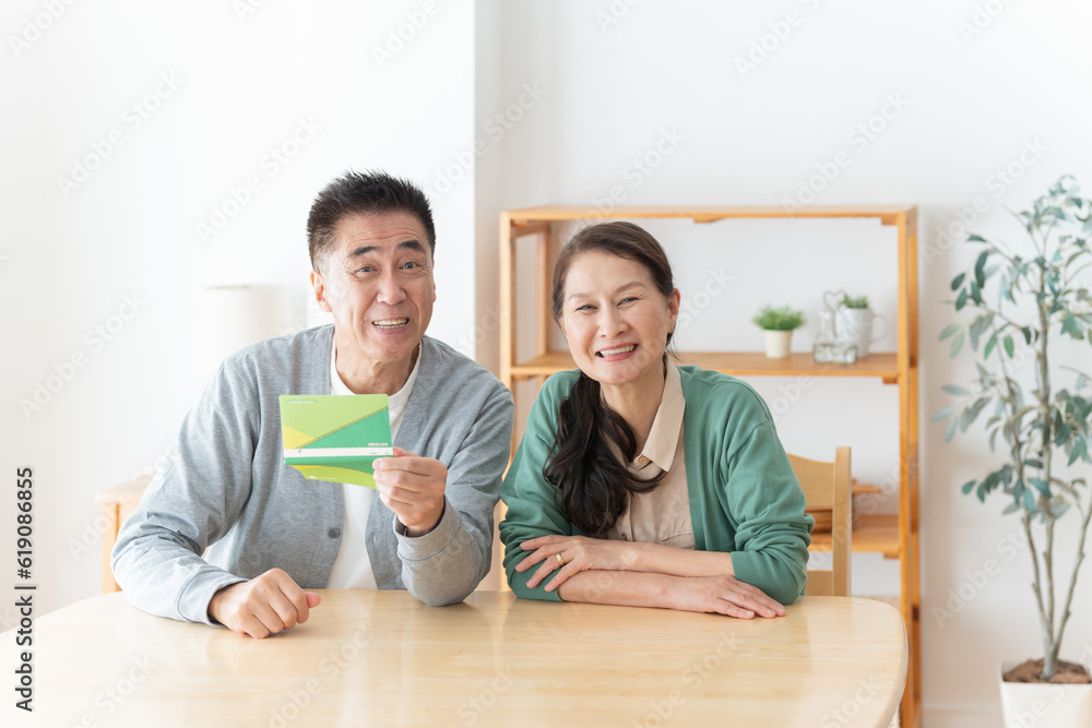 通帳を見るシニア夫婦 通帳を見るシニア夫婦