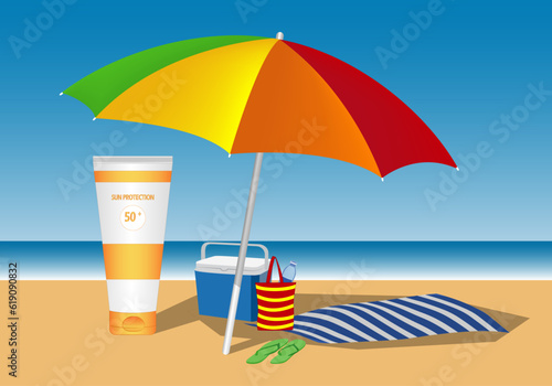 Anuncio de crema de protección solar con el paisaje de una playa, una sombrilla de colores, una nevera portátil, una bolsa, una botella de agua, unas chanclas y una toalla a rayas en azul y blanco. 