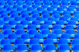 Niebieskie plastikowe krzesełka. Miejsca siedzące w amfiteatrze