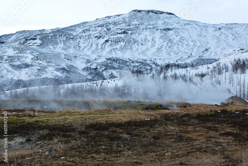 Une montagne avec des brumes de chaleur    Geysir en Islande.