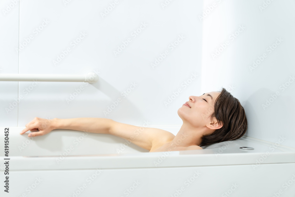 お風呂に入る女性