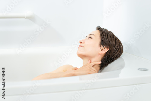 お風呂に入る女性