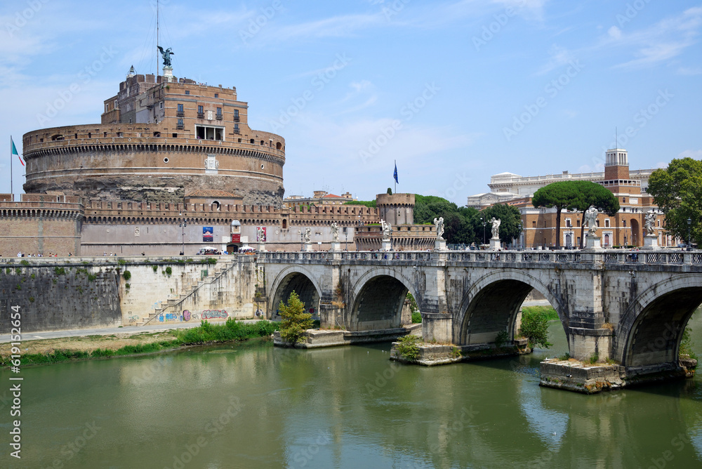 Le Tibre, le pont et le château Sant'Angelo à rome