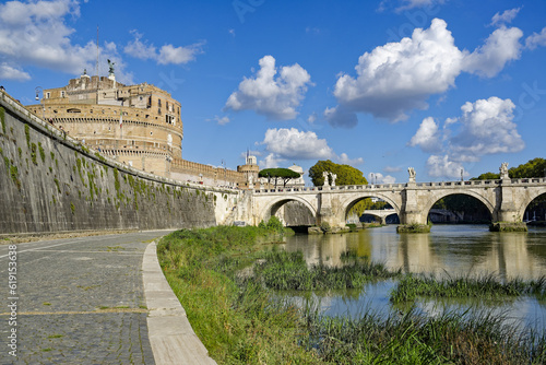 Le Tibre, le pont et le château Sant'Angelo à rome