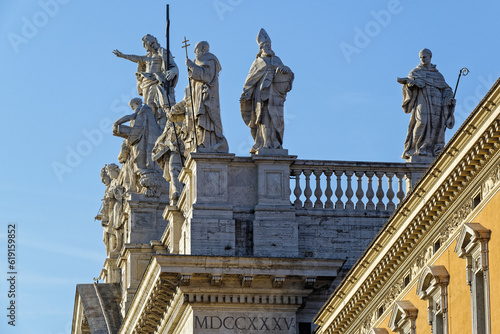 Photography Statues sur le sommet de la Basilique Saint-Jean-de-Latran à Rome