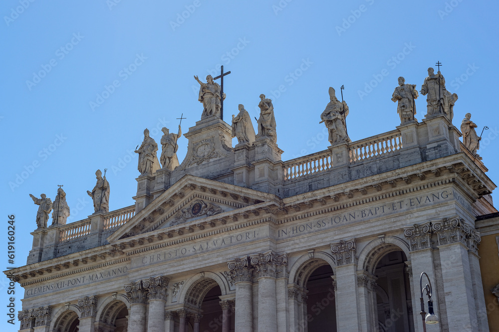 Statues sur le sommet de la Basilique Saint-Jean-de-Latran à Rome
