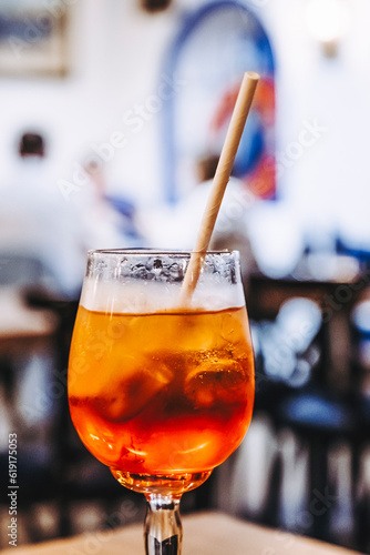 Verre de cocktail spritz fait-maison avec des glaçons - Boisson rafraîchissante pour l'été