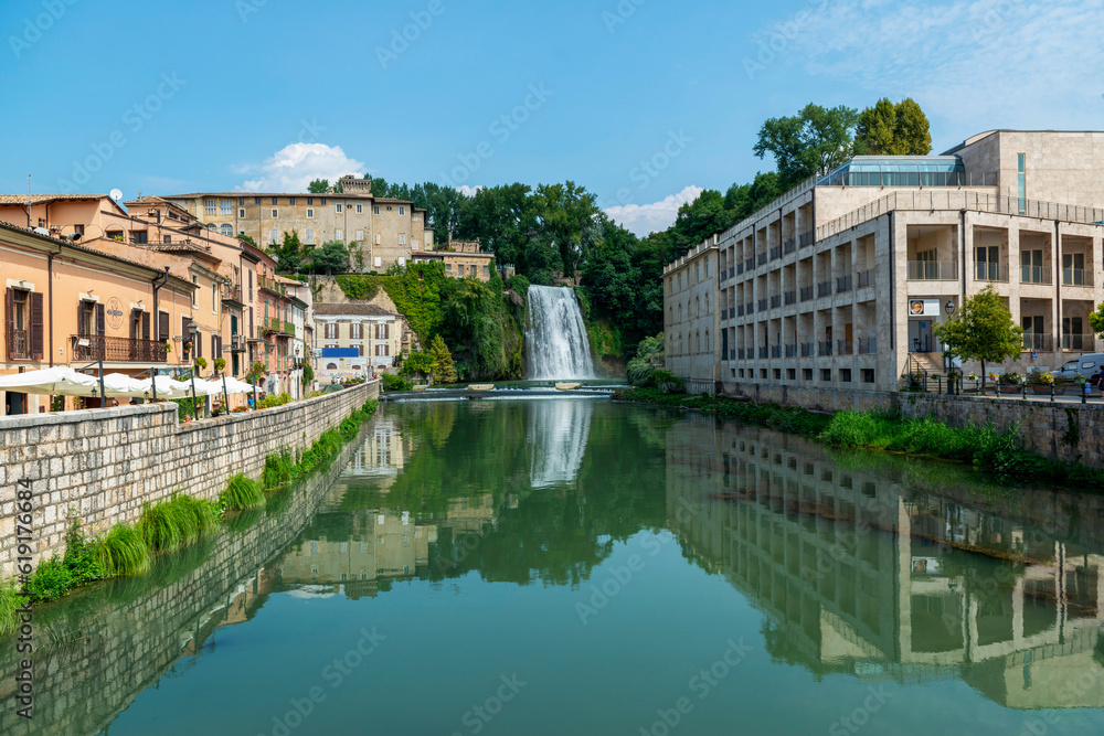 Ville au bord d'une rivière en Italie