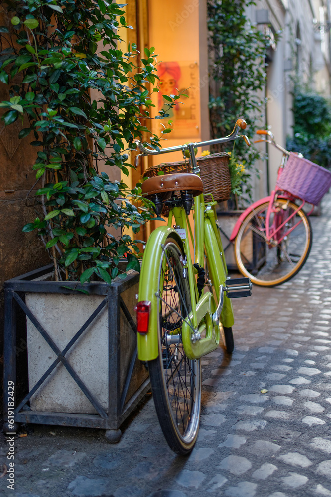 Bicyclettes dans une rue du centre historique de Rome