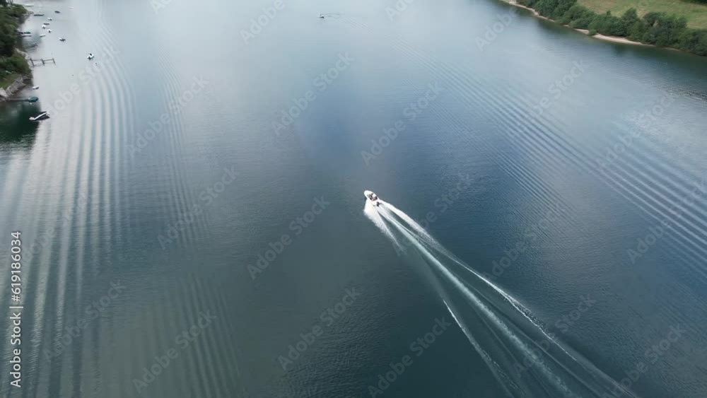 Vue aérienne d'un bateau qui navigue sur un grand lac en été