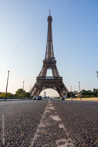 朝焼けに照らされるパリの街並みとエッフェル塔