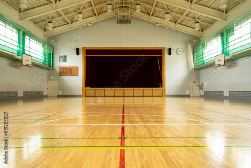 学校の体育館、日差しが入る明るい体育館、中学校の体育館、公共施設のバスケットコート
