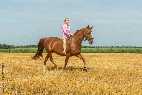 Cuadro en lienzo Blondes teenie reitet leichtsinnig mit viel Spaß im Trab in kurzer Hose und ohne
