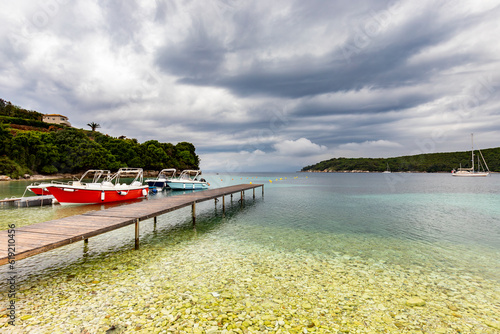 Krajobraz morski, wypoczynek i zwiedzanie greckiej wyspy Korfu