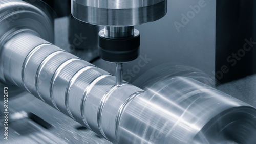 Fotografia The Hi-precision CNC rotation milling machine with cutting sample in blue-silver tone