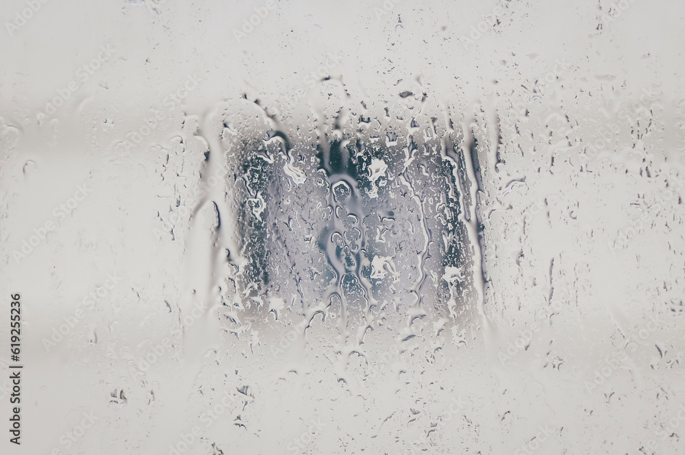 Widok deszczu spływającego po szybie okna - obrazy, fototapety, plakaty 