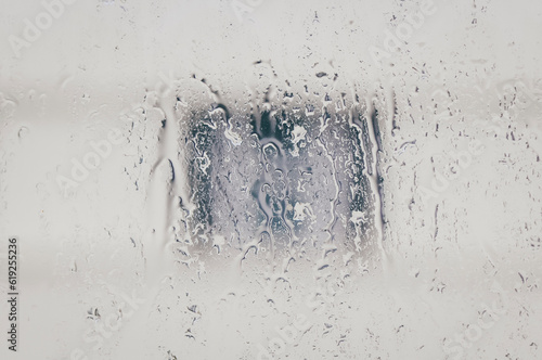 Widok deszczu spływającego po szybie okna