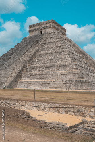 Magnificent central pyramid of Chich  n Itz    Riviera Maya with excavation of ruins found