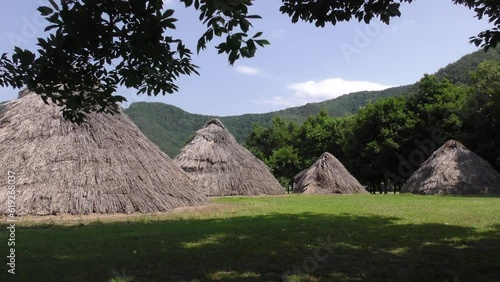 縄文時代と古墳時代の茅葺の家 
