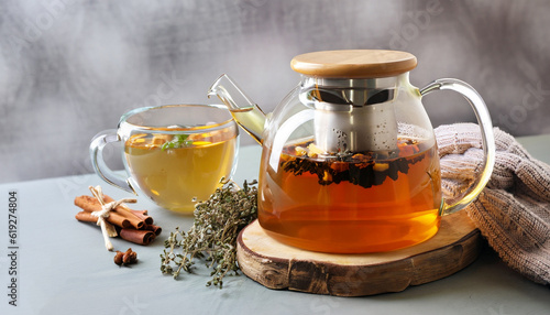 Foto Winter herbs and spices tea in glass teapot and mug, alternative medicine for th