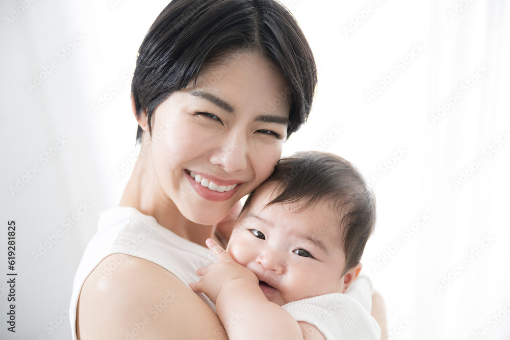 赤ちゃんを抱っこする素敵なお母さん カメラ目線 赤ちゃんを抱っこする素敵なお母さん カメラ目線