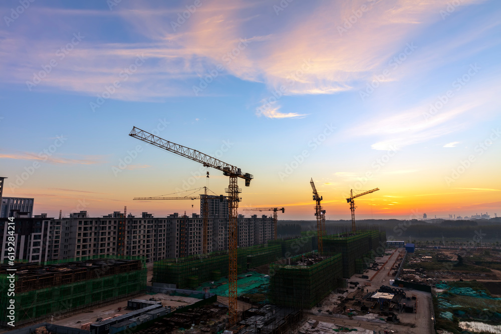 The construction site is in the morning. In the morning, the tower hangs over the construction site. The construction site is in the morning. In the morning, the tower hangs over the construction site.