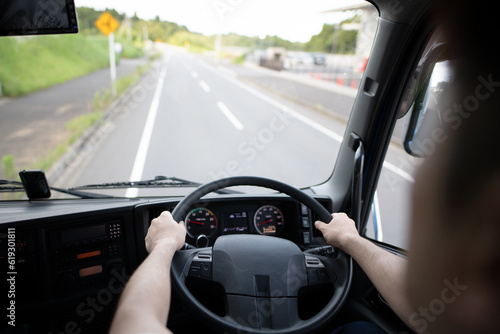 トラックを運転する男性の手元