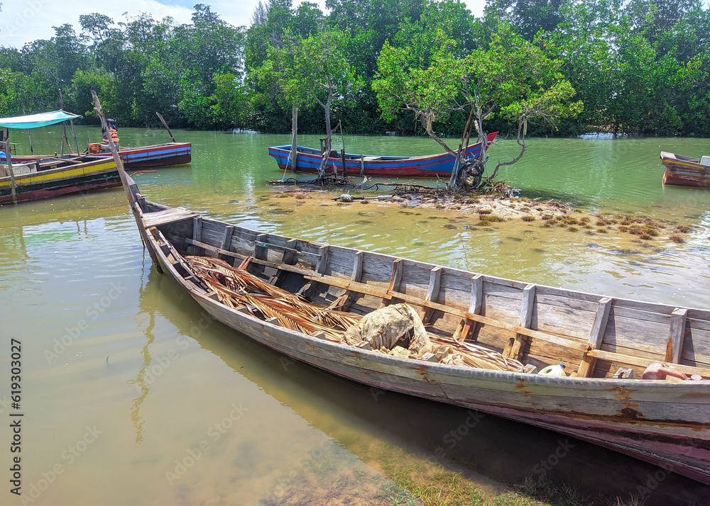 Obraz premium fishing boat on the river, traditional boat to catch fish