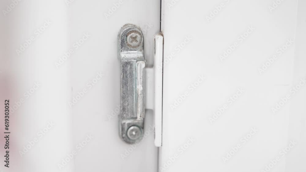 The operation of the plastic door guide mechanism close-up The operation of the plastic door guide mechanism close-up