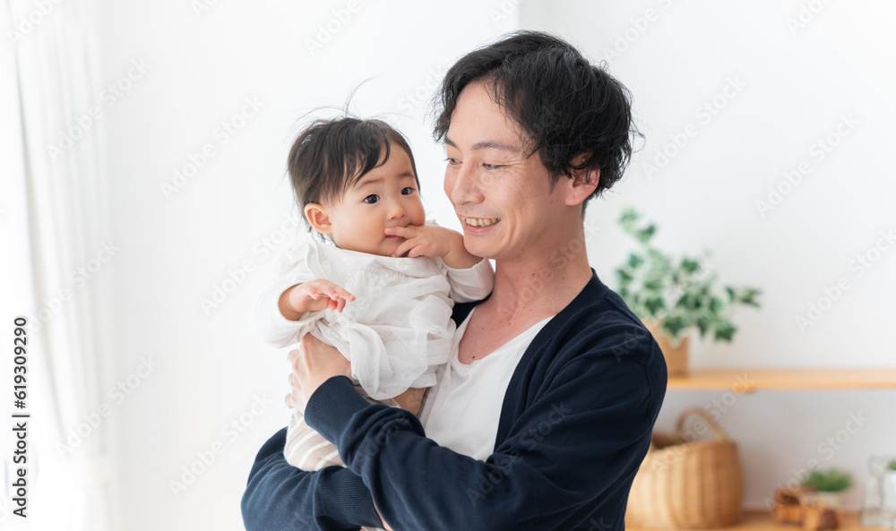 生後9ヶ月の赤ちゃんを抱っこするパパ（家族・ファミリー・親子・育児・子育て・子供）