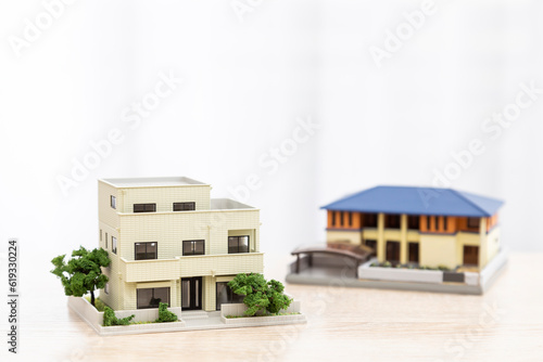 Foto 机に置かれた住宅模型