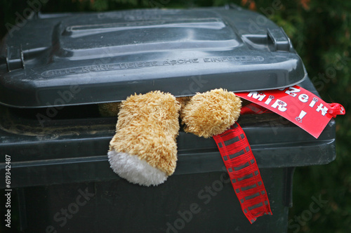 Teddybär in der Mülltonne photo
