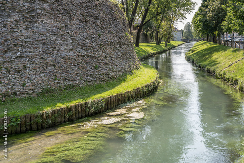 Fotografia bending moat and round rampart of city walls, Treviso, Italy