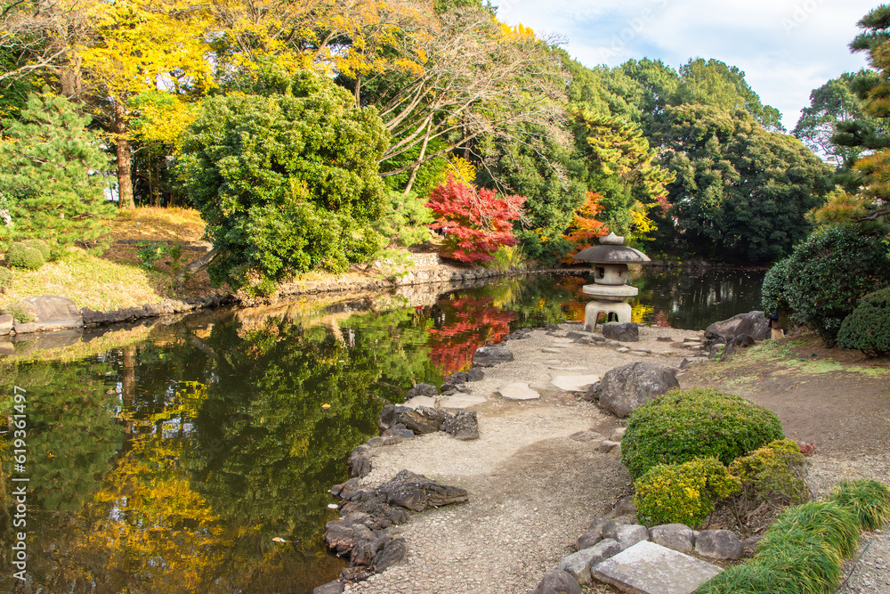 紅葉のリフレクションが広がる日本庭園 紅葉のリフレクションが広がる日本庭園