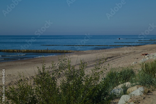 Fototapeta Naklejka Na Ścianę i Meble -  Nadmorska plaża z falochronem