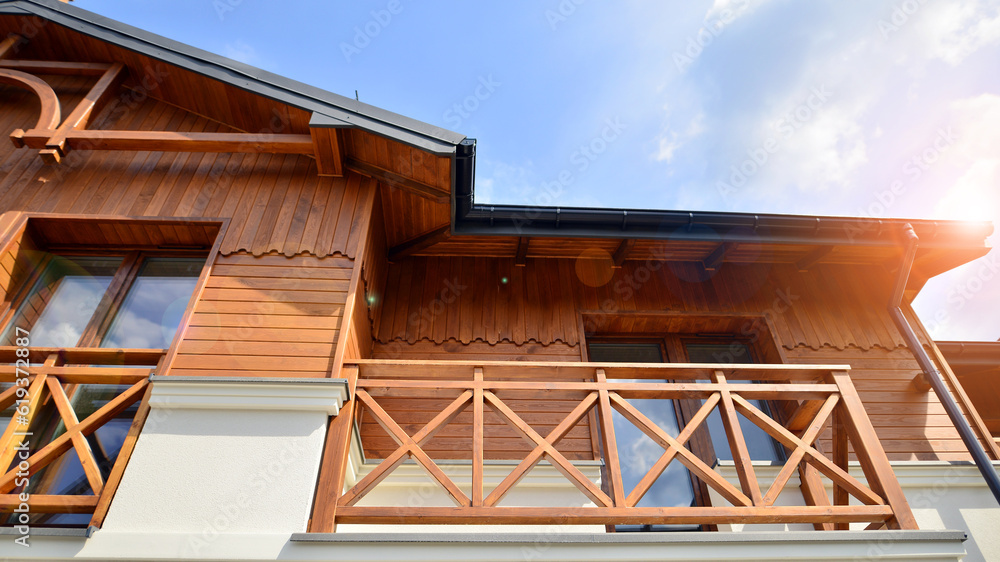 Obraz premium Single family residential apartment building exterior with balconies and windows.