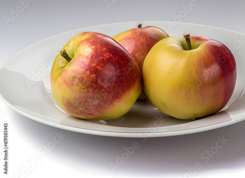 Frische Äpfel auf einem Teller – Symbol für gesunde Ernährung