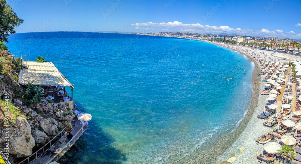 Panorama et paysage en bord de mer sur la baie des anges depuis la promenade des anglais à Nice sur la Côte d'Azur dans le Sud de la France
