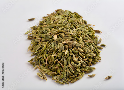 Haufen von Fenchelsamen auf weißem Hintergrund – Gesundes Gewürz