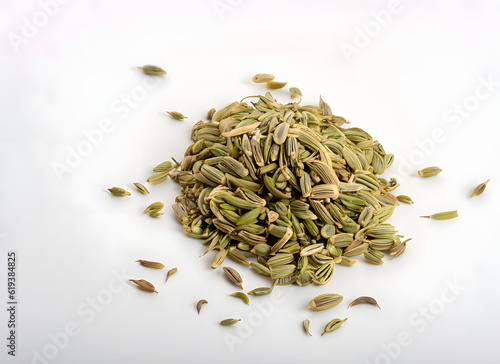 Haufen von Fenchelsamen auf weißem Hintergrund – Gesundes Gewürz