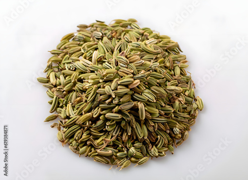 Haufen von Fenchelsamen auf weißem Hintergrund – Gesundes Gewürz