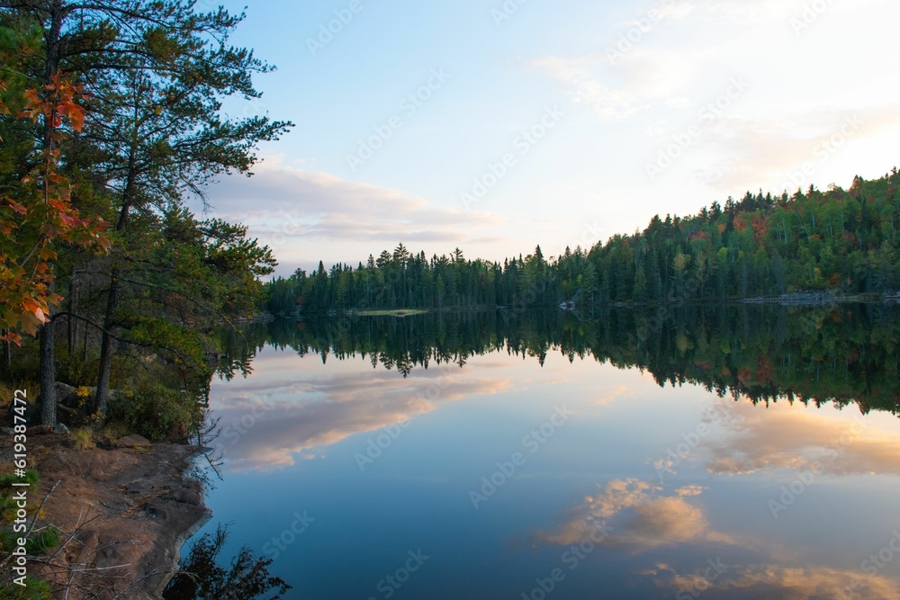 Obraz premium Idyllic scene of pristine Lake Ella surrounded by lush trees in Florida, the United States