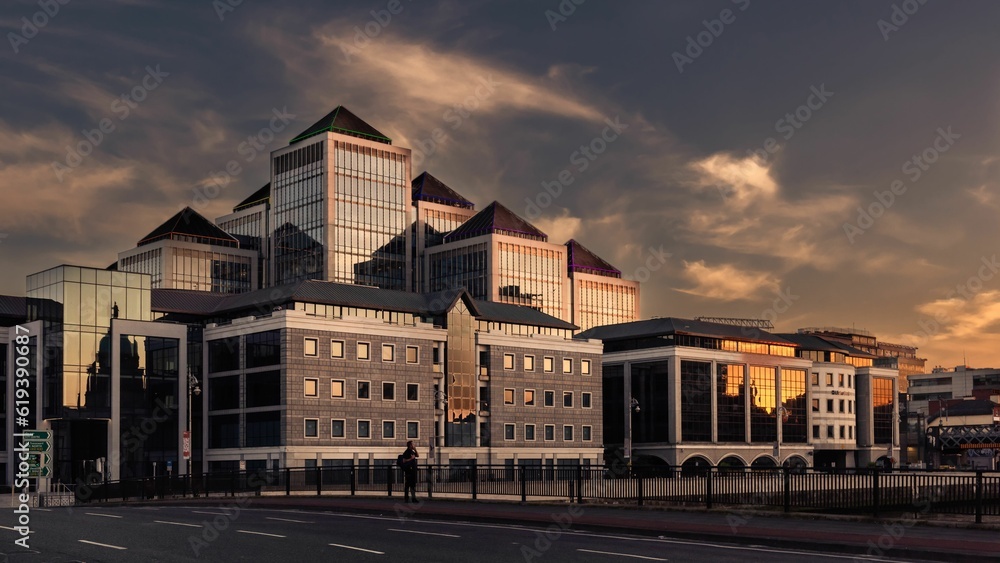 Obraz premium Beautiful shot of a modern building in Dublin, Ireland at sunset