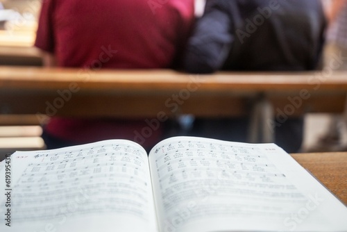 Obraz na płótnie Aufgeschlagenes Gesangsbuch in einer Kirche (Symbolbild)