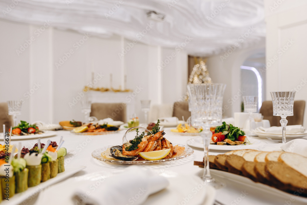 Serving a festive Christmas table Serving a festive Christmas table