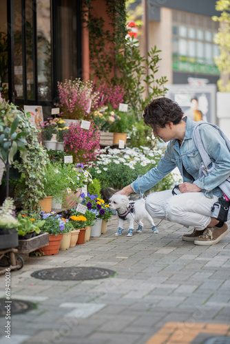 ペットの愛犬と街を散歩する男性