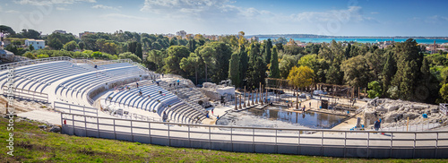 Panoramaufnahme des antiken Griechischen Theaters in Syrakus auf Sizilien, Bauarbeiter an der Bühne photo